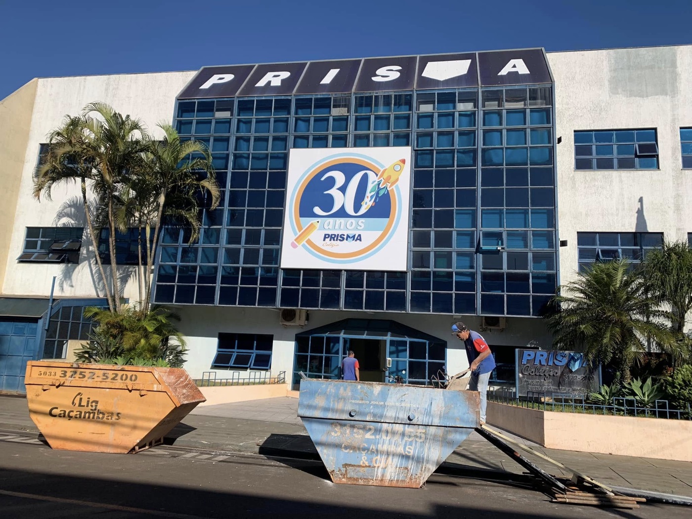 Obra comercial — fachada do edifício Prisma