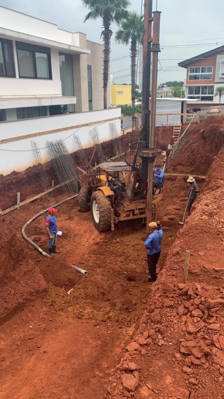 Perfuração de estacas para fundação em obra residencial