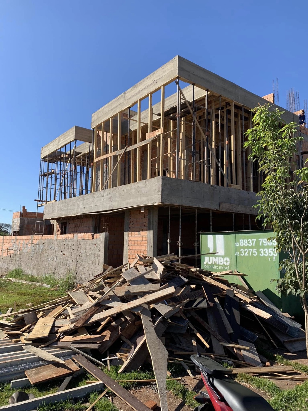 Obra residencial em construção — sobrado com estrutura aparente